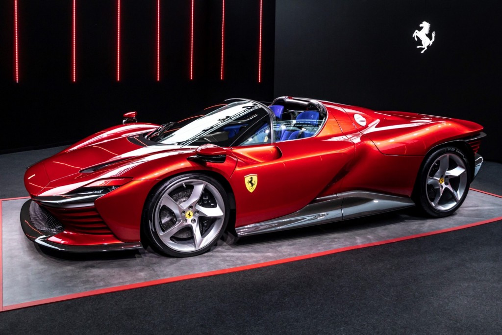 Ferrari-Daytona-SP3-esterni-rosso-magma-scaled7588f6d8442f1d57.jpg